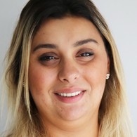 Frau mit schulterlangen blonden Haaren