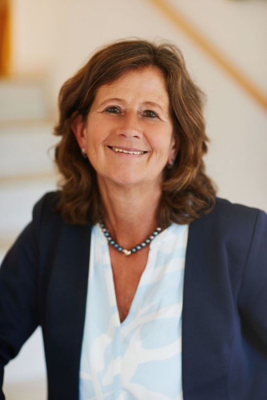 Lächelnde Frau in Blazer und Bluse